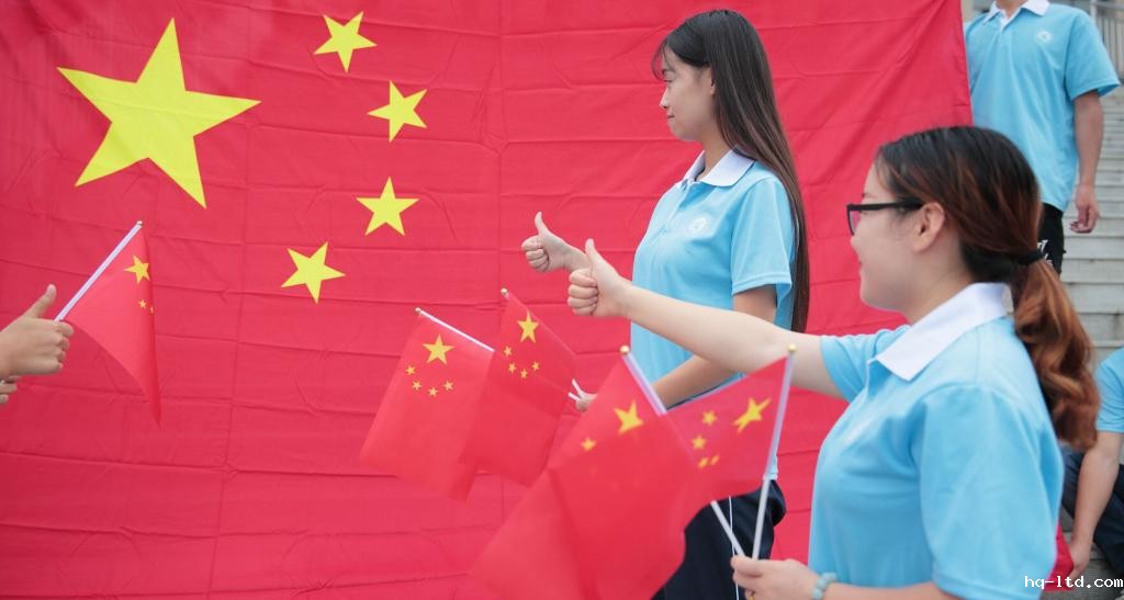 我和国旗合个影